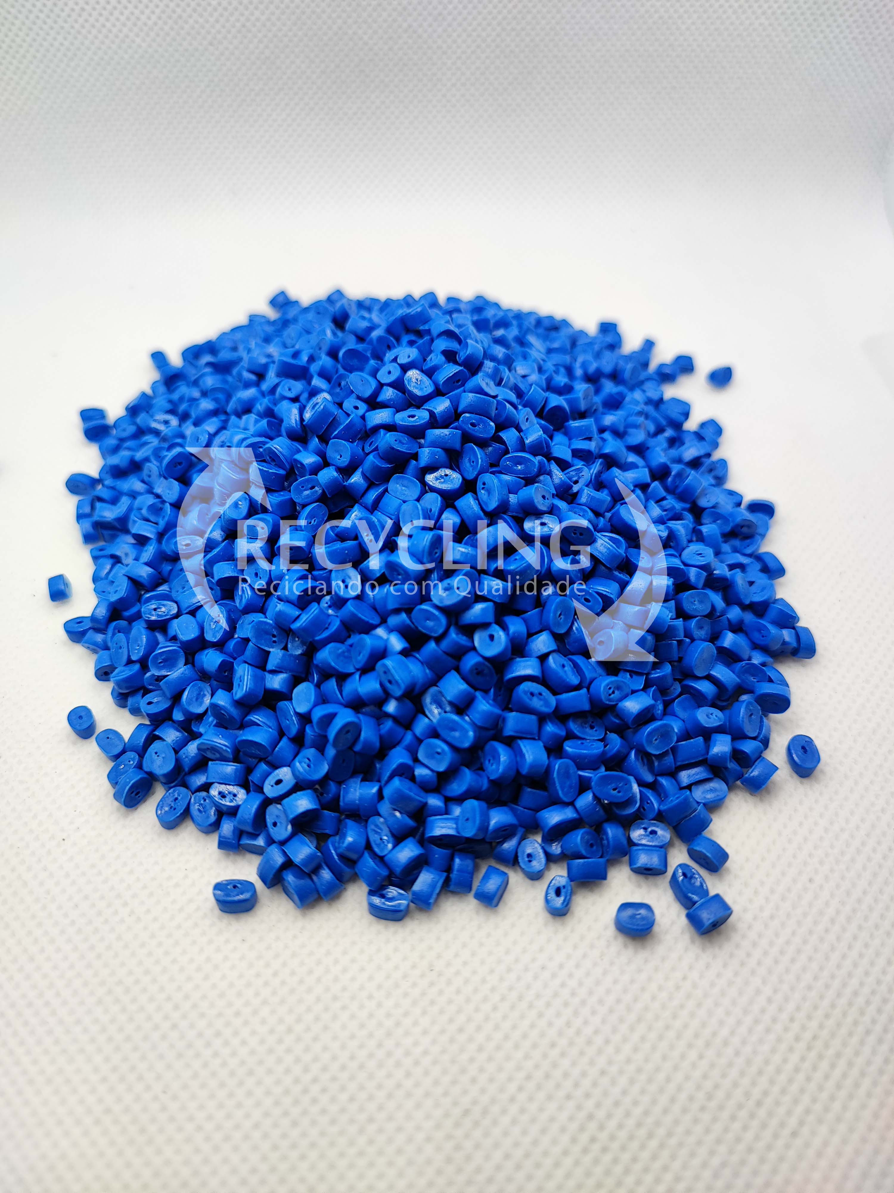 Grãos plásticos reciclados PEAD azul